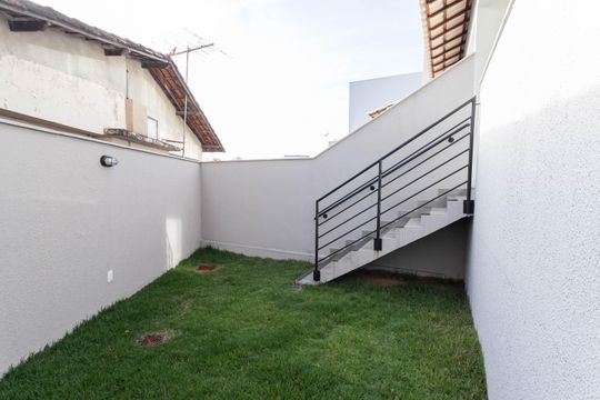 Quintal de casa para alugar com 3 quartos, 174m² em Planalto, Belo Horizonte