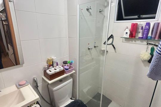 Banheiro de apartamento à venda com 2 quartos, 43m² em Inhoaíba, Rio de Janeiro