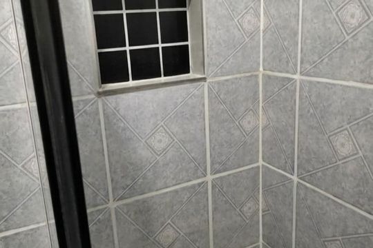Banheiro de kitnet/studio para alugar com 1 quarto, 45m² em Aquariús, Cabo Frio