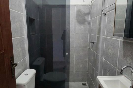 Banheiro de kitnet/studio para alugar com 1 quarto, 45m² em Aquariús, Cabo Frio