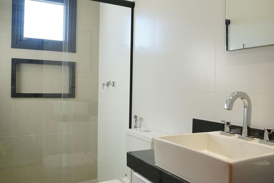 Banheiro do Quarto 2 de casa de condomínio para alugar com 4 quartos, 287m² em Centro, Maricá