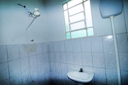 Banheiro de casa à venda com 1 quarto, 47m² em Parada de Lucas, Rio de Janeiro