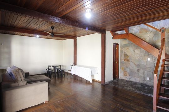 Casa para alugar com 5 quartos, 400m² em Palmeiras, Cabo Frio