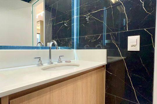 Banheiro de kitnet/studio para alugar com 1 quarto, 26m² em Pinheiros, São Paulo