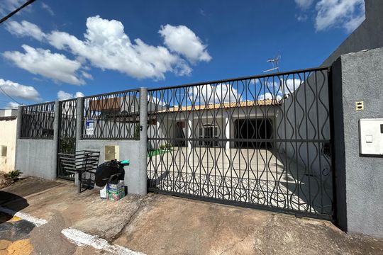 Fachada de casa à venda com 4 quartos, 280m² em Vicente Pires , Brasília