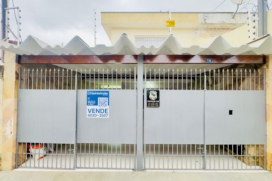 Placa instalada na fachada do imóvel  de casa à venda com 3 quartos, 195m² em Jardim Santa Mena, Guarulhos