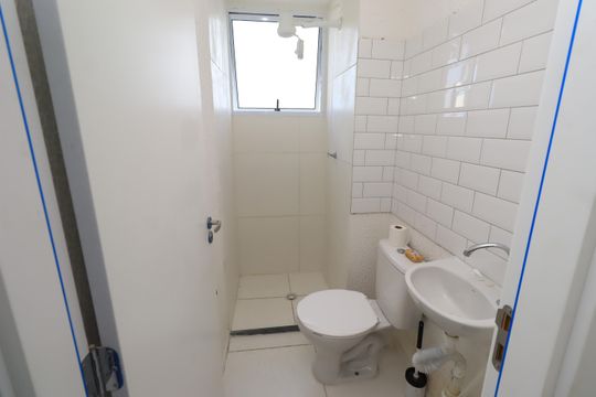 Banheiro de apartamento para alugar com 2 quartos, 38m² em Jardim das Margaridas, Salvador