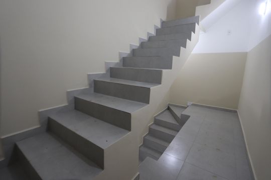 Escadas de apartamento para alugar com 2 quartos, 35m² em Parque Santa Madalena, São Paulo