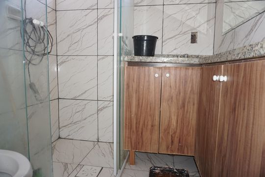 Banheiro de apartamento para alugar com 2 quartos, 48m² em Jardim Vitória, Embu das Artes
