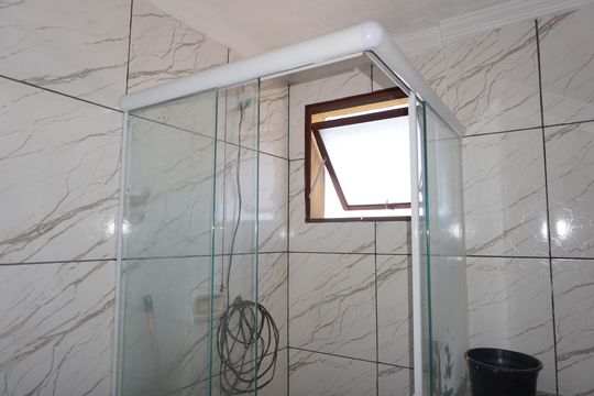 Banheiro de apartamento para alugar com 2 quartos, 48m² em Jardim Vitória, Embu das Artes