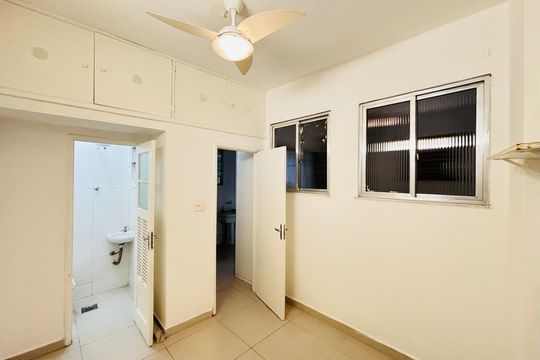 Quarto de serviço de apartamento para alugar com 2 quartos, 95m² em Copacabana, Rio de Janeiro