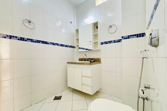 Banheiro social de apartamento para alugar com 2 quartos, 95m² em Copacabana, Rio de Janeiro