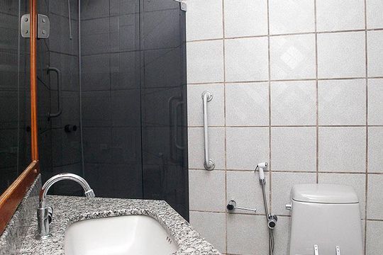Banheiro de apartamento à venda com 3 quartos, 71m² em Santana, Porto Alegre