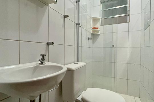 Banheiro de kitnet/studio para alugar com 1 quarto, 28m² em Cerqueira César, São Paulo