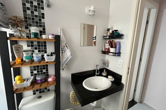 Banheiro de apartamento à venda com 2 quartos, 60m² em Vila Vitorio Mazzei, São Paulo