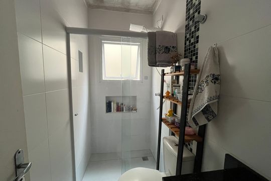 Banheiro de apartamento à venda com 2 quartos, 60m² em Vila Vitorio Mazzei, São Paulo