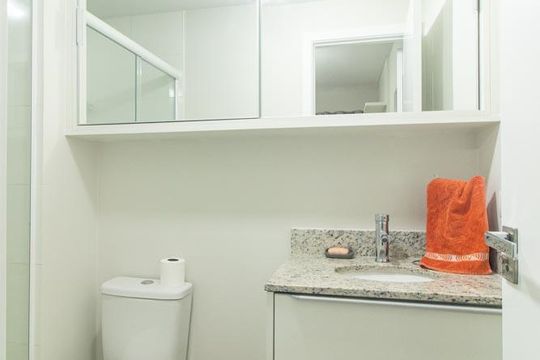 Banheiro da Suíte de apartamento à venda com 1 quarto, 43m² em Água Verde, Curitiba
