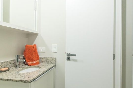 Banheiro da Suíte de apartamento à venda com 1 quarto, 43m² em Água Verde, Curitiba