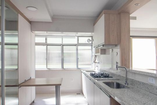 Cozinha de apartamento para alugar com 2 quartos, 70m² em Teresópolis, Porto Alegre