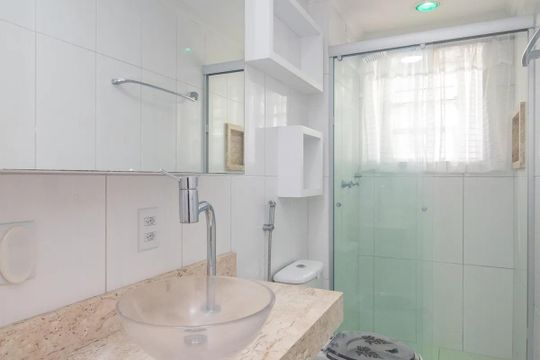 Banheiro de apartamento para alugar com 2 quartos, 70m² em Teresópolis, Porto Alegre