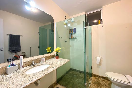 Banheiro de apartamento à venda com 3 quartos, 160m² em Santa Lúcia, Belo Horizonte