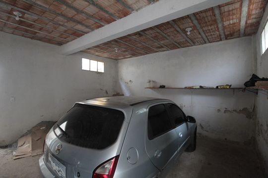 Garagem de casa à venda com 2 quartos, 368m² em Glória, Belo Horizonte