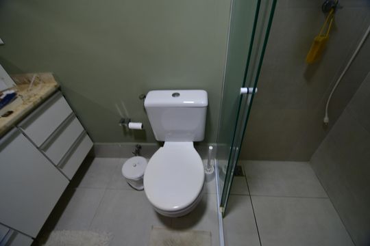 Banheiro de apartamento à venda com 1 quarto, 65m² em Cambuí, Campinas