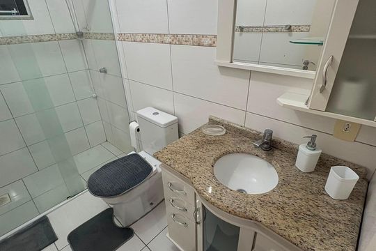 Banheiro 1 de casa para alugar com 2 quartos, 100m² em Coqueiros, Florianópolis