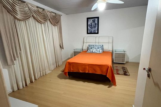 Quarto 1 de casa para alugar com 2 quartos, 100m² em Coqueiros, Florianópolis