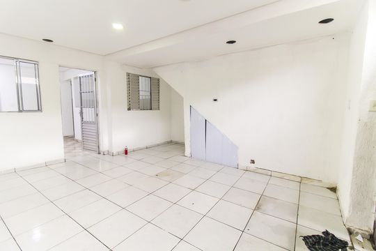 Garagem de casa para alugar com 2 quartos, 120m² em Jardim Robru, São Paulo