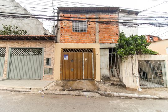 Fachada  de casa para alugar com 2 quartos, 120m² em Jardim Robru, São Paulo