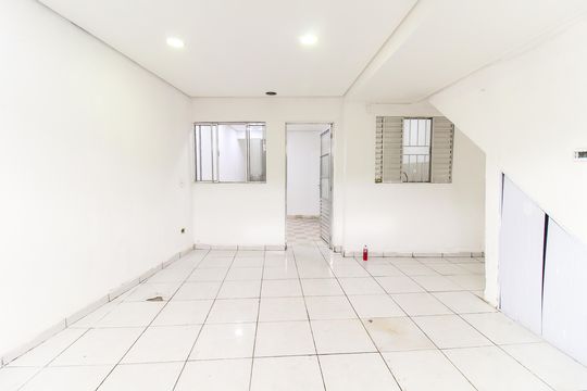 Garagem de casa para alugar com 2 quartos, 120m² em Jardim Robru, São Paulo