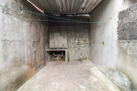 Área de serviço de casa para alugar com 2 quartos, 120m² em Jardim Robru, São Paulo