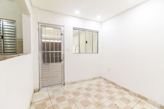 Sala de casa para alugar com 2 quartos, 120m² em Jardim Robru, São Paulo