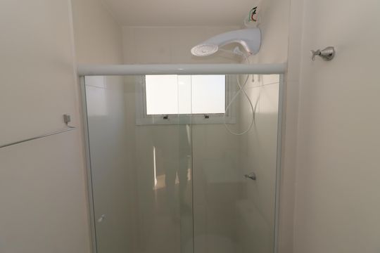 Banheiro de apartamento para alugar com 2 quartos, 45m² em São Pedro, Osasco