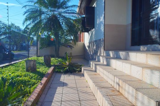 Quintal de casa para alugar com 3 quartos, 213m² em Sarandi, Porto Alegre