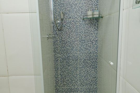 Banheiro de casa de condomínio para alugar com 2 quartos, 60m² em Campo Grande, Rio de Janeiro