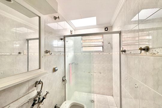 Banheiro da Suíte 1 de casa à venda com 2 quartos, 130m² em Vila Mangalot, São Paulo