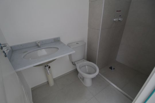 Banheiro de apartamento para alugar com 2 quartos, 45m² em Barra Olímpica, Rio de Janeiro