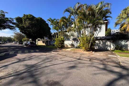 Fachada de casa de condomínio para alugar com 3 quartos, 350m² em Barra da Tijuca, Rio de Janeiro