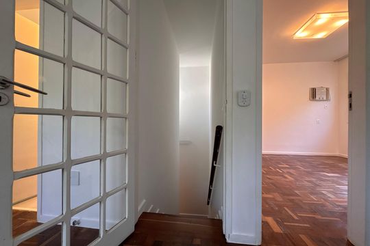 Escada de casa de condomínio para alugar com 3 quartos, 350m² em Barra da Tijuca, Rio de Janeiro