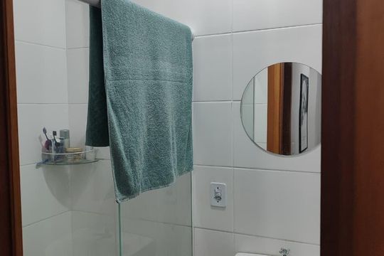 Banheiro de casa de condomínio para alugar com 2 quartos, 48m² em Formoza, Alvorada