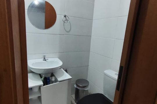Banheiro de casa de condomínio para alugar com 2 quartos, 48m² em Formoza, Alvorada