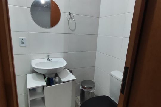 Banheiro de casa de condomínio para alugar com 2 quartos, 48m² em Formoza, Alvorada