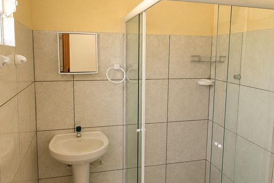 Banheiro de casa de condomínio para alugar com 1 quarto, 39m² em São José, Porto Alegre