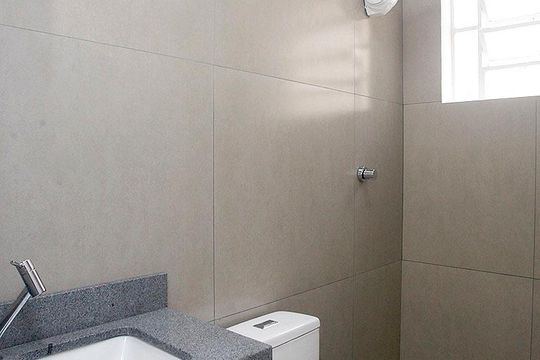 Banheiro de kitnet/studio para alugar com 1 quarto, 24m² em Cidade Baixa, Porto Alegre