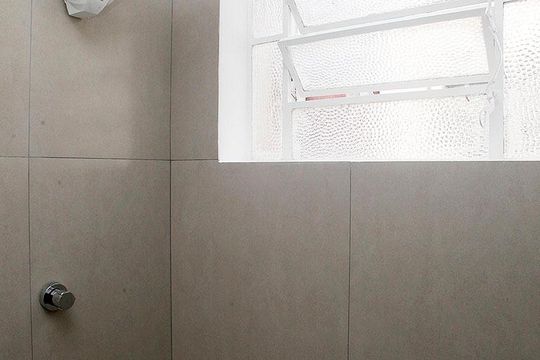Banheiro de kitnet/studio para alugar com 1 quarto, 24m² em Cidade Baixa, Porto Alegre