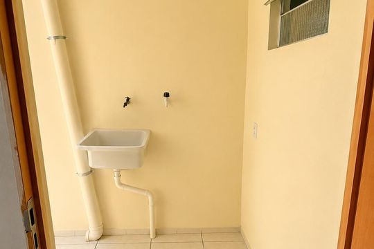 Área de serviço de casa de condomínio para alugar com 1 quarto, 39m² em São José, Porto Alegre