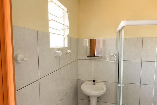 Banheiro de casa de condomínio para alugar com 1 quarto, 39m² em São José, Porto Alegre