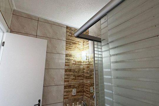 Banheiro de apartamento para alugar com 2 quartos, 49m² em Restinga, Porto Alegre